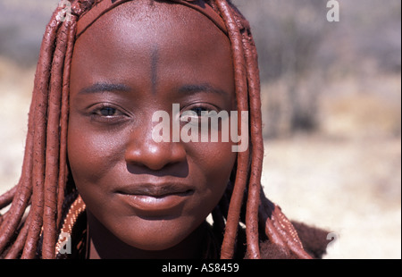 Himba Frau und ihrem unverwechselbaren Haarschmuck und Verzierungen Kaokoveld Opuwo Namibias Süden Stockfoto