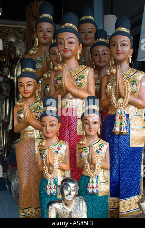 Geschnitzte Holzfiguren zum Verkauf auf dem Chatuchak Market Bangkok Thailand Stockfoto