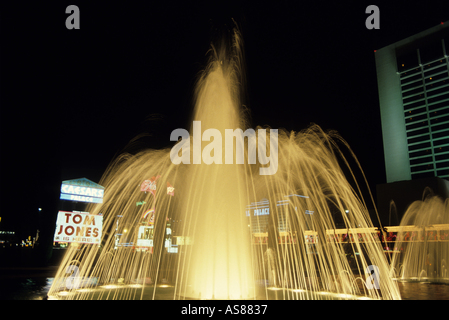 Wasser Brunnen außerhalb Caesars Palace in der Nacht, Las Vegas, Nevada, USA. Stockfoto