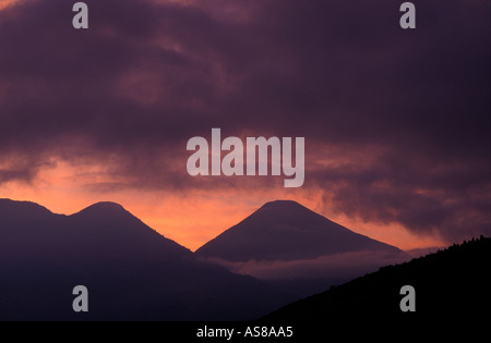 Blick vom Santiago Atitlan See Atitlan Guatemala stimmungsvolle Silhouette des Atitlan und Toliman Vulkane bei Sonnenaufgang Stockfoto