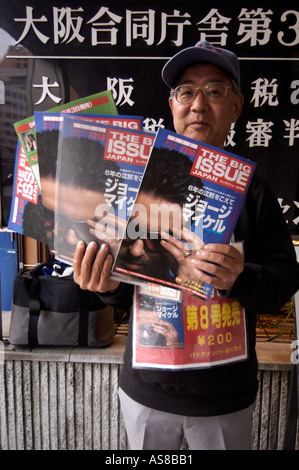 Ein Obdachloser Mann verkauft die japanische Ausgabe des The Big Issue in Osaka Japan Stockfoto