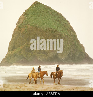 Reiter auf dem Pferd auf Cannon Beach Oregon USA Haystack Rock Stockfoto