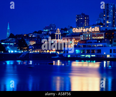 Ghirardelli Square und Fisherman s Wharf in San Francisco Kalifornien USA in der Nacht Stockfoto