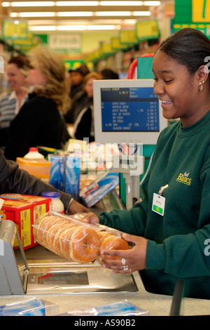 Kasse Sachbearbeiter scannt Lebensmittel Shopper im Supermarkt Lebensmittel Grundlagen Stockfoto