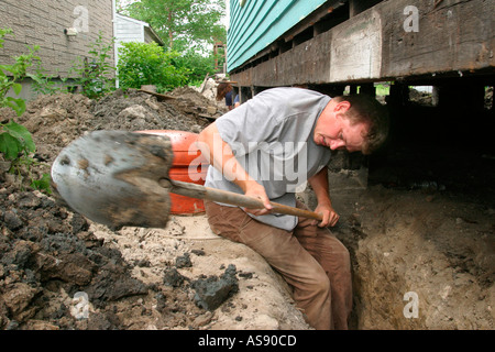 Fundament für Haus, renoviert in einkommensschwachen Nachbarschaft gräbt Detroit Michigan Volunteer in Detroit Sommerprogramm Stockfoto