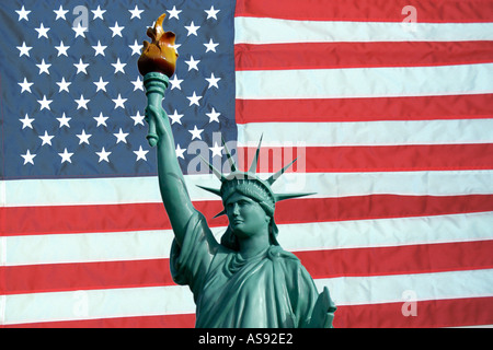 Freiheitsstatue New York vor amerikanische Flagge Stockfoto