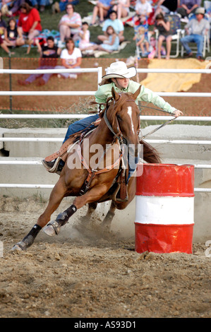 Weibliche Konkurrieren im Rodeo Barrel Wettbewerb Stockfoto