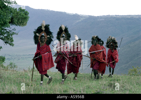 Eine Linie der Massai-Krieger oder Morani in traditioneller Tracht auf dem Rand des Ngorongoro Krater Tansania Ostafrika Stockfoto