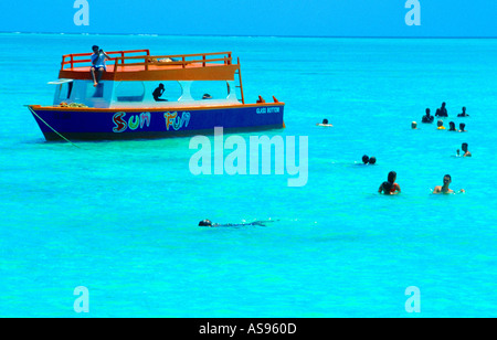 Nylon Pool Tobago von Pigeon Point Menschen schwimmen Glasbodenboot Stockfoto