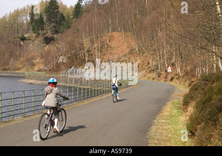 dh Loch Katrine TROSSACHS STIRLINGSHIRE Schottland zwei Kinder radeln weiter Radweg Scottish Waters Stausee Kind trossach Fahrradtour Helm Stockfoto