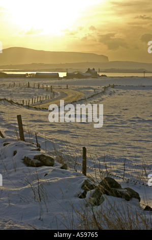 dh Loch Harray HARRAY ORKNEY Bronze Abenddämmerung Schneefelder und Haus Loch Harray und Stenness Hoy Hügel Stockfoto