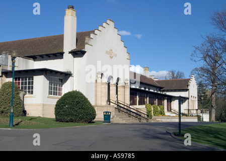 Dh Pittencrieff Park Dunfermline Fife Andrew Carnegies Parklandschaft Pavillon cafe Pittencrieff Park Gärten Schottland Stockfoto