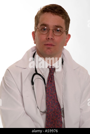 Nahaufnahme eines kaukasischen Hausarztes mit weißem Mantel und Stethoskop, USA. Stockfoto