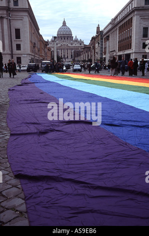 St. Peters Platz bedeckt den Vatikan Italien in einem Regenbogen anti-Kriegs-Protest gegen den Krieg im Irak Stockfoto