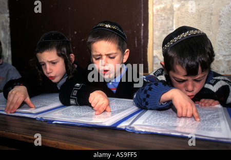 Junge jüdische Schulkinder an einer Tora-Schule in der alten Stadt von Jerusalem, Israel. Stockfoto