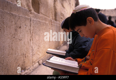 Junge jüdische Jungen lesen der Tora an der westlichen Wand des Weinens, Altstadt, Jerusalem, Israel. Stockfoto