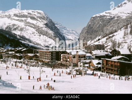 Val D'Isere Übungsgelände und Dorf Haute Savoie Frankreich Lücke in den Bergen Stockfoto