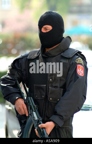 Bosnische Serben Special Forces Polizisten bei einer Razzia gegen die organisierte Kriminalität Stockfoto