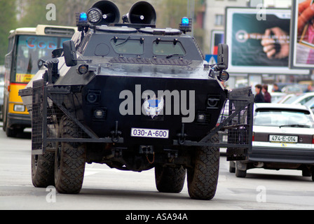 Bosnisch-serbischen Spezialeinheiten der Polizei BRDM gepanzerten Fahrzeugs auf den Straßen von Banja Luka, Bosnien-Herzegowina. Stockfoto