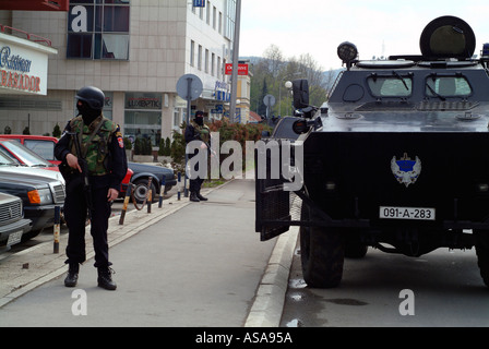 Bosnisch-serbischen Spezialeinheiten und ihre BRDM gepanzerten Fahrzeug auf den Straßen von Banja Luka bei einer Razzia gegen die organisierte Kriminalität Stockfoto