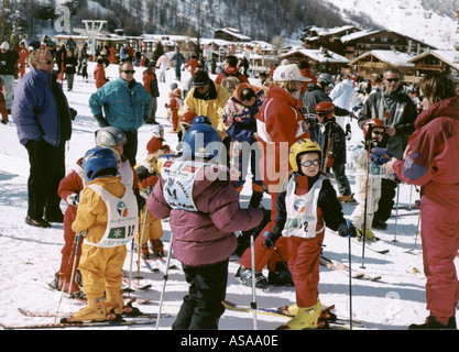 Treffpunkt Schule Urlaub Skiurlaub in Val Disere Haute Savoie Frankreich Stockfoto