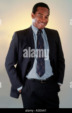 Porträt eines schwarzen Geschäftsmann in Anzug und Krawatte Stockfoto