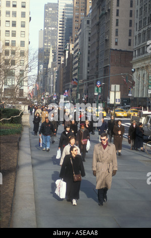 überfüllten Bürgersteigen auf New Yorks 5th Avenue Stockfoto