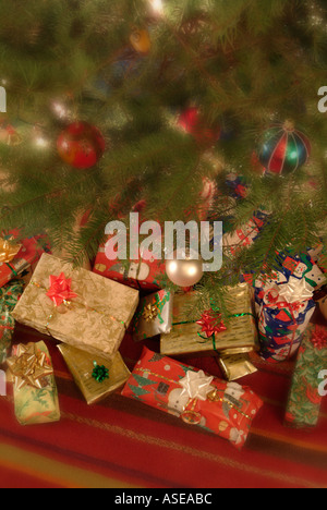 verpackte Weihnachtsgeschenke und Geschenke unter ein geschmückter Weihnachtsbaum Stockfoto