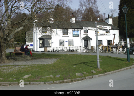 Das Britannia Inn in Elterwater Dorf englischen Lake District Stockfoto