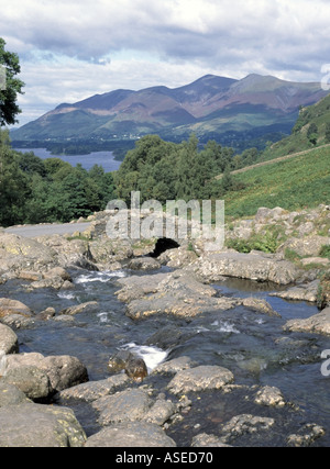 Ashness Stone Bridge auf einspuriger Straße über schnell fließende Flusslandschaft nach Borrowdale in Richtung Derwent Water & Skiddaw Keswick Cumbria England UK Stockfoto