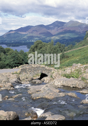 Ashness Stone Bridge auf einspuriger Straße über schnell fließende Flusslandschaft nach Borrowdale in Richtung Derwent Water & Skiddaw Keswick Cumbria England UK Stockfoto