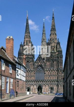 Die drei Türme und die Westfront des historischen mittelalterlichen englischen Litcfield Anglican Cathedral Building und die nahe gelegenen Staffordshire West Midlands England UK Stockfoto