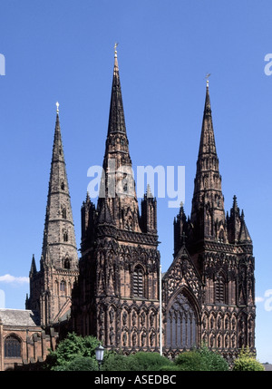 Nahaufnahme von drei Türmen & West Front Historical Medieval English City of Litcfield Anglican Cathedral Building Staffordshire West Midlands England UK Stockfoto