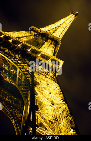 nach oben auf dem Eiffelturm in Paris Frankreich Stockfoto