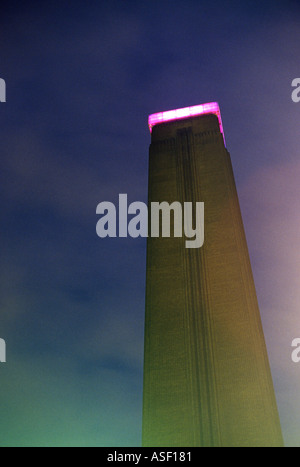 Nach oben auf den Schornstein von der Tate Modern Art Gallery in London, mit dem Schweizer Licht von Michael Craig Martin entworfen. Stockfoto