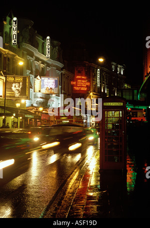 Verkehr saust durch London s Westend vorbei an einigen der wichtigsten Theater an der Shaftesbury Avenue Stockfoto