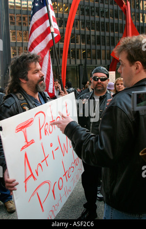 Chicago Anti Krieg Aktivist argumentiert mit einem Veteran während einer Kundgebung gegen den Krieg im Irak Stockfoto