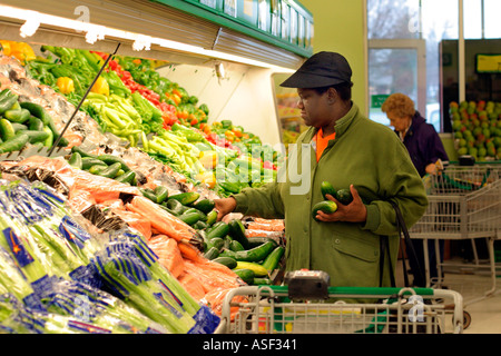 Harper Woods Michigan Shopper in der Produkten Gang bei Food Basics im Besitz einer Discount-Supermarkt-Kette von A P Stockfoto