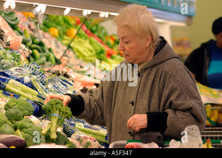 Harper Woods Michigan Shopper bei Food Basics eine Discount-Supermarkt-Kette im Besitz von A P Stockfoto