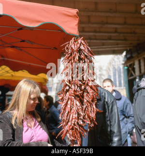 Frau Inspektion Chilischoten, aufgehängt an einem Stand im Borough Market London Bridge London 2004 Stockfoto