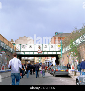 Fußgänger zu Fuß in Richtung der Sonntagsmarkt in Brick Lane East London UK Stockfoto