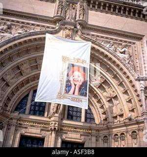 Britischer Modedesigner Vivienne Westwood Ausstellungsbanner im V&A Victoria and Albert Museum London England Großbritannien 2004 KATHY DEWITT Stockfoto