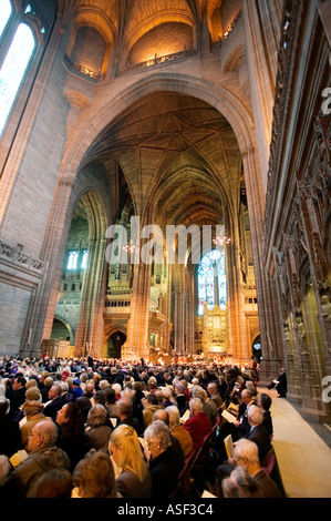 Die anglikanische Kathedrale in Liverpool UK hält einen Maundy Service besuchten von der Königin am 8. April 2004 Stockfoto