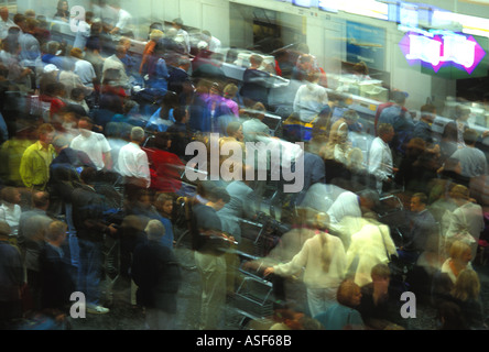 Andrang am Flughafen Gatwick, England Stockfoto