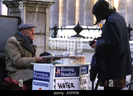 News-Anbieter verkaufen Evening Standard in der City of London, 2004 Stockfoto