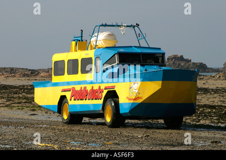 Die Touristen zu Elizabeth Castle bei Ebbe St Helier Jersey Kanalinseln UK Amphibienfahrzeug Stockfoto