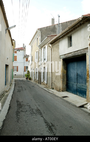 Typische schmale Dorfstraße in Frankreich mit bunten Fensterläden enge Nachbarn und ein wirkliches Gefühl der im Laufe der Zeit Stockfoto