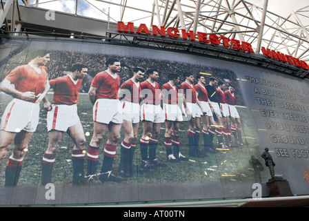 München in Erinnerung - Manchester Uniteds Old Trafford Boden mit dem berühmten 1958 "Busby Babes" Team als Kulisse Stockfoto