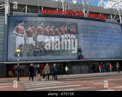 München in Erinnerung - Manchester Uniteds Old Trafford Boden mit dem berühmten 1958 "Busby Babes" Team als Kulisse Stockfoto