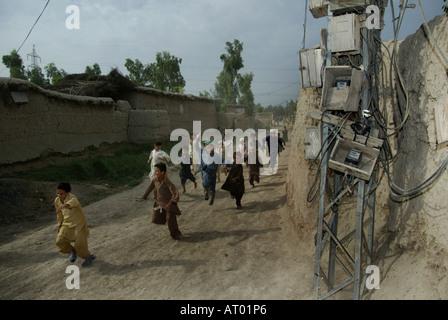 afghanische Flüchtlinge in Peschawar gezwungen, nach Afghanistan zurückzukehren Stockfoto